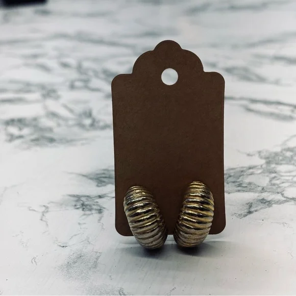 Gold Ribbed Earrings vintage clip on - Picture 3 of 8